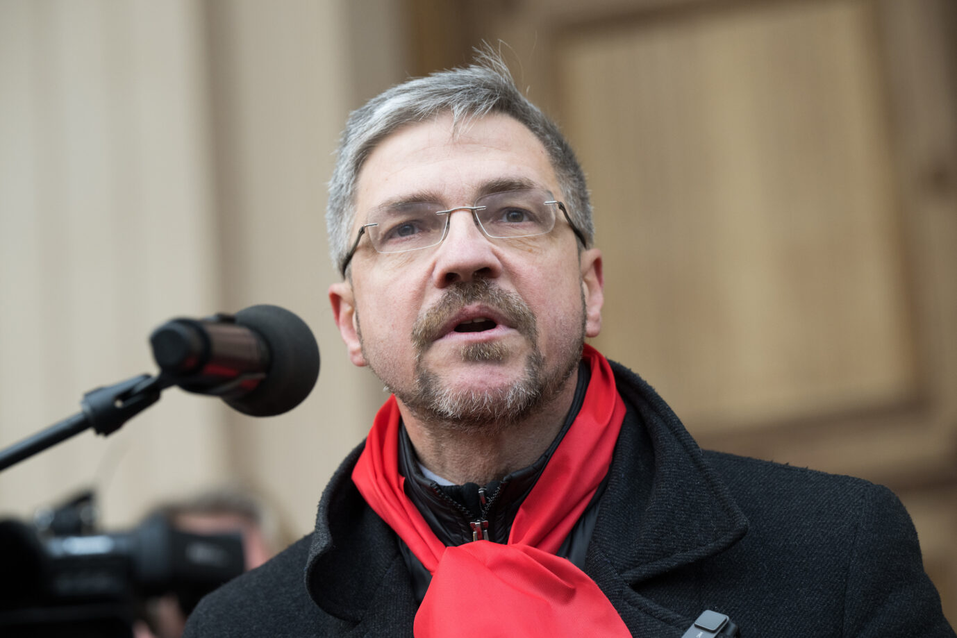 Potsdams Oberbürgermeister Mike Schubert (SPD) spricht bei der Großdemo gegen die AfD im Januar.