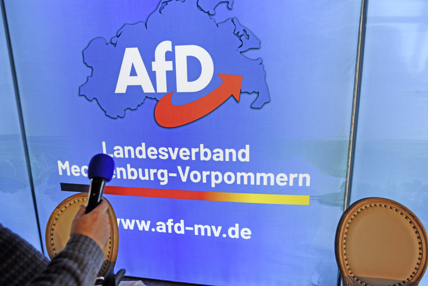 Blick auf das Präsidium vom Landesparteitag der AfD Mecklenburg-Vorpommern im Kur- und Landhotel Borstel-Treff. Bei den Bürgermeisterwahlen liegt die Partei in einem Ort vorne.