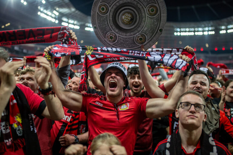 Die Fans des Bundesligisten Bayer 04 Leverkusen feiern den Meistertitel im Heimstadion: Fußball als inneres Erlebnis Foto: picture alliance / Anadolu | Hesham Elsherif