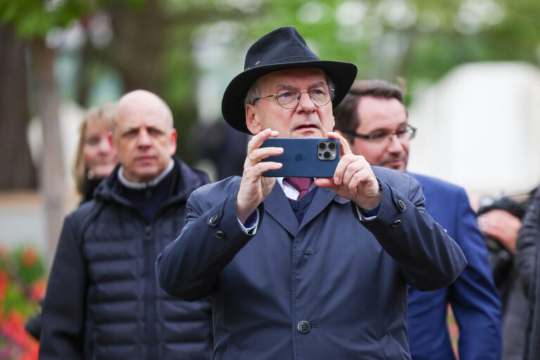 Reiner Haseloff (CDU), Ministerpräsident von Sachsen-Anhalt, fotografiert auf der Landesgartenschau Bad Dürrenberg 2024. Die Laga soll bis zum 13. Oktober geöffnet sein. Ursprünglich sollte die Schau bereits 2022 in der Solestadt im Saalekreis stattfinden. Die Coronapandemie und daraus resultierende Herausforderungen verhinderten das. Für die Schau wurde der fünfzehn Hektar große, historische Kurpark um das Gradierwerk neu gestaltet. Insgesamt sind rund 1000 Veranstaltungen geplant. Erwartet werden mindestens 370 000 Gäste. Sachsen-Anhalts Ministerpräsident Reiner Haselhoff (CDU) bei der Landesgartenschau: Er schaltete Wahlaufrufe, die den CDU-Plakaten verdächtig ähnlich sehen Foto: picture alliance/dpa | Jan Woitas