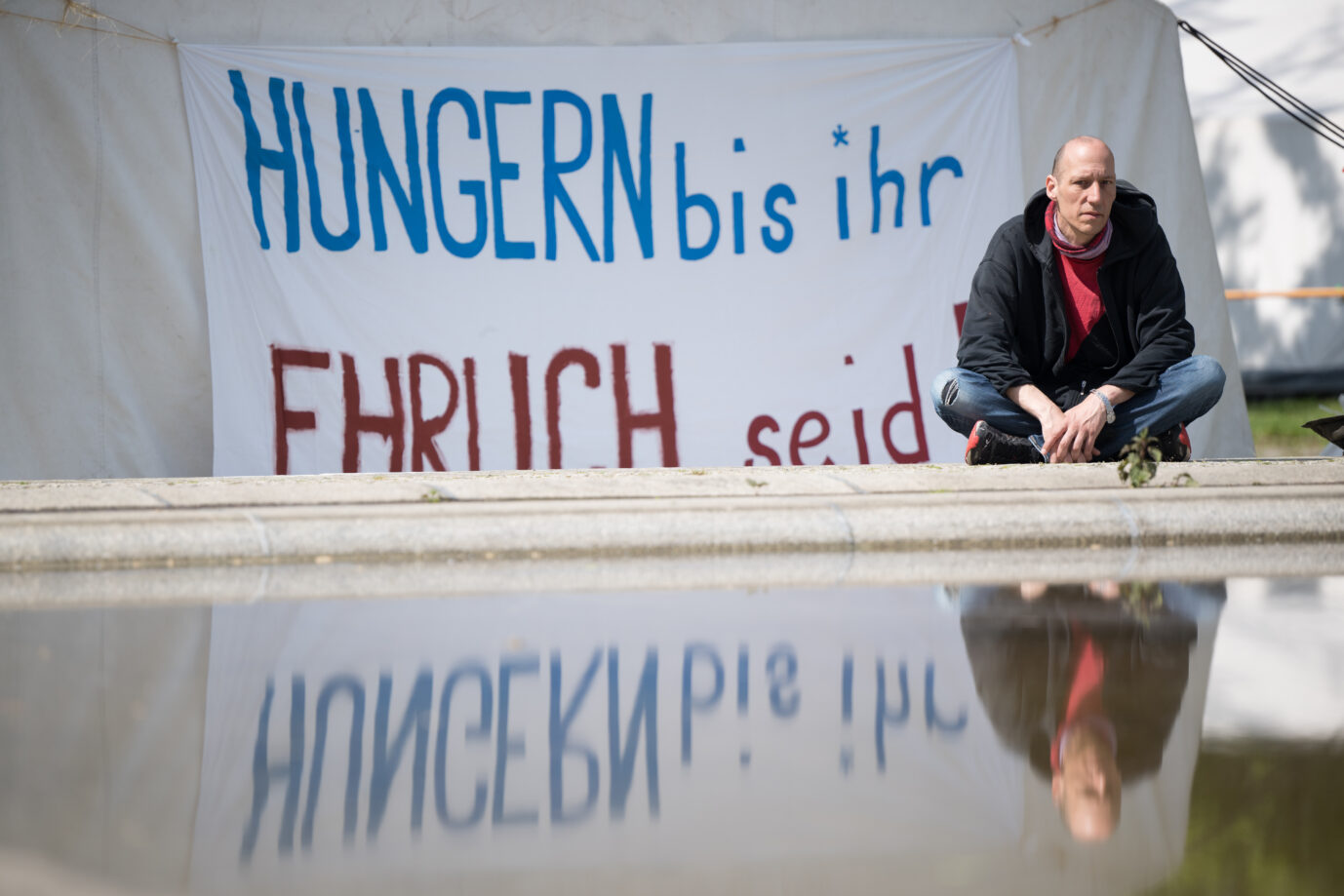 Wolfgang Metzeler-Kick sitzt auf dem Zeltcamp der Klima-Gruppe „Hungern, bis ihr ehrlich seid“ (Archivbild)