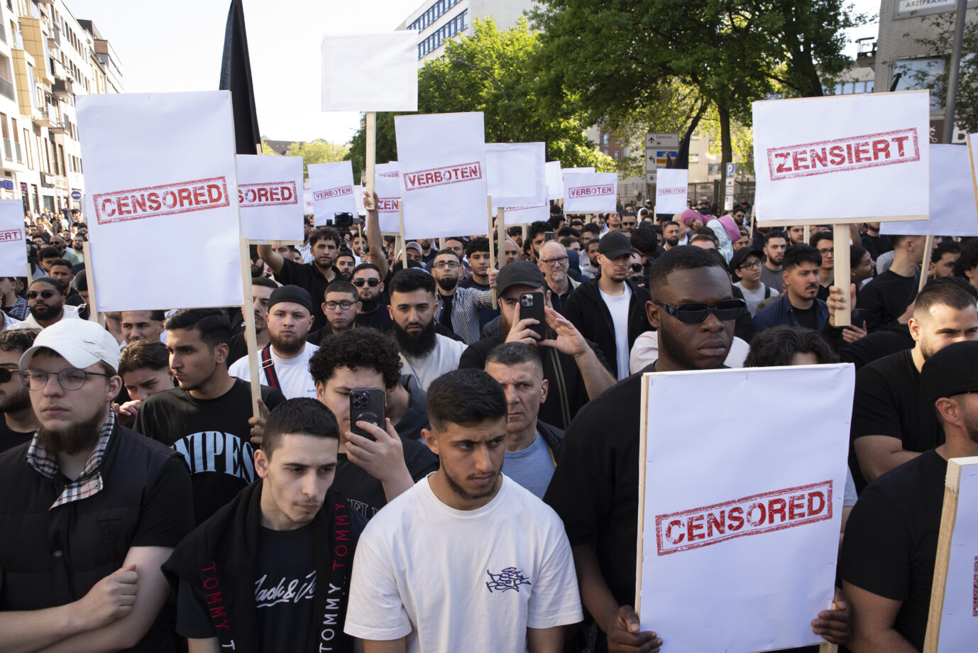 Mitglieder der islamistischen Gruppierung "Muslim Interaktiv" halten während einer Demonstration in Hamburg Schilder hoch