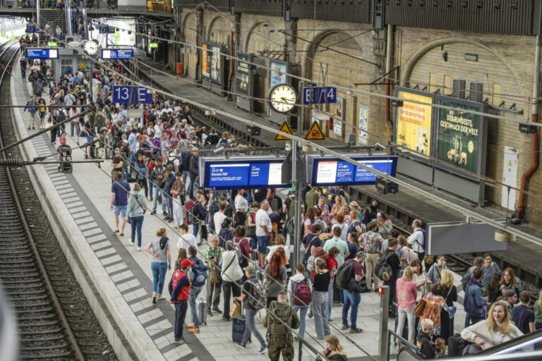 Passagiere warten am Hamburger Hauptbahnhof auf die Bahn: Die Verkehrsbranche klagt über Personalmangel Foto: picture alliance / Schoening | Schoening