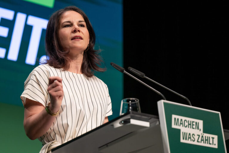 Annalena Baerbock, Außenministerin, spricht beim kleinen Parteitag von Bündnis 90/Die Grünen in der Schinkelhalle. Mit einem kleinen Parteitag in Potsdam wollen rund 100 Grünen-Delegierte die heiße Endphase des Europawahlkampfs einläuten. Die Politikerin will 10.000 Afghanen in Deutschland aufnehmen.