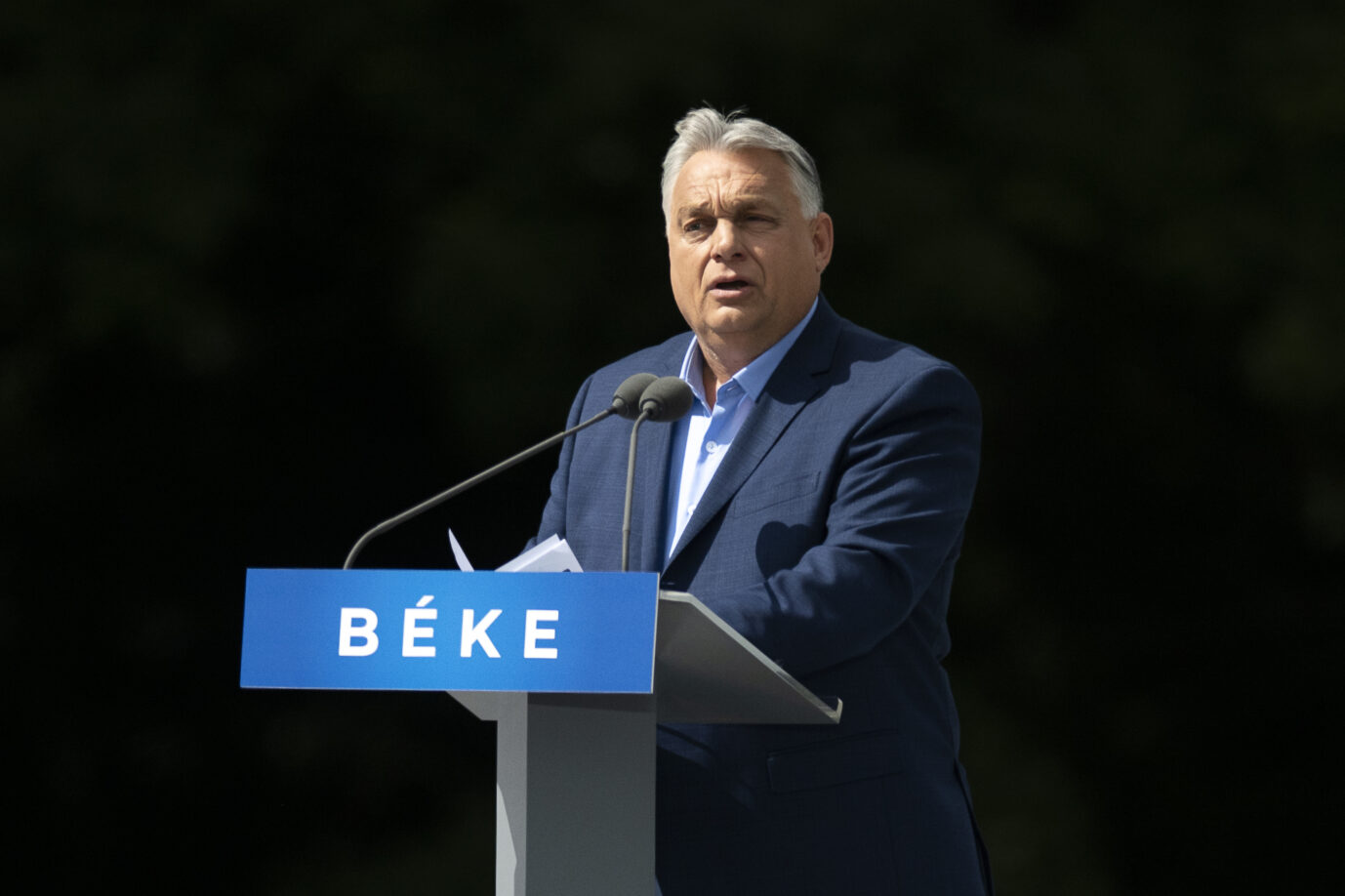 Ungarns Ministerpräsident Viktor Orbán spricht zu den Menschen, die sich während eines "Friedensmarsches" in Budapest, Ungarn, am Samstag, 1. Juni 2024, versammeln, um ihn und seine Partei zu unterstützen. Zehntausende Menschen versammelten sich am Samstag in der ungarischen Hauptstadt, um Orbán eine Woche vor den Wahlen zum Europäischen Parlament zu unterstützen, die er als existenziellen Wendepunkt zwischen Frieden und Weltkrieg bezeichnet hat. (AP Photo/Denes Erdos)