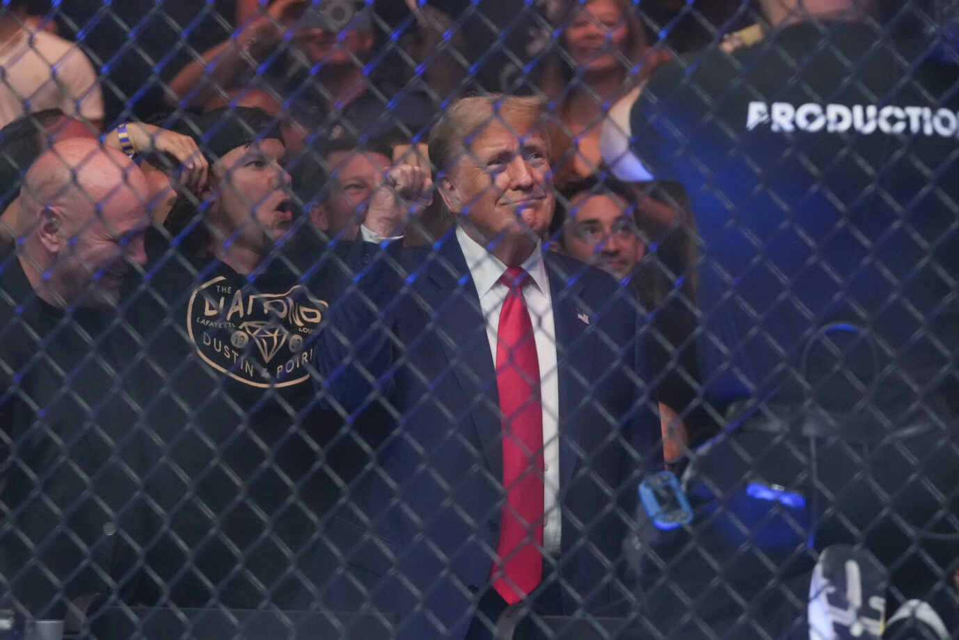 Ex-US-Präsident Donald Trump zeigt sich trotz Urteils gut gelaunt beim UFC-Kampf am Käfig-Octagon.