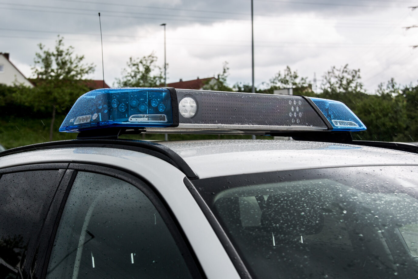 Ein Polizeifahrzeug im Einsatz. Mit Blaulicht. (Symbolbild). Polizisten wurden in Bergen auf Rügen von einem Afghanen angegriffen