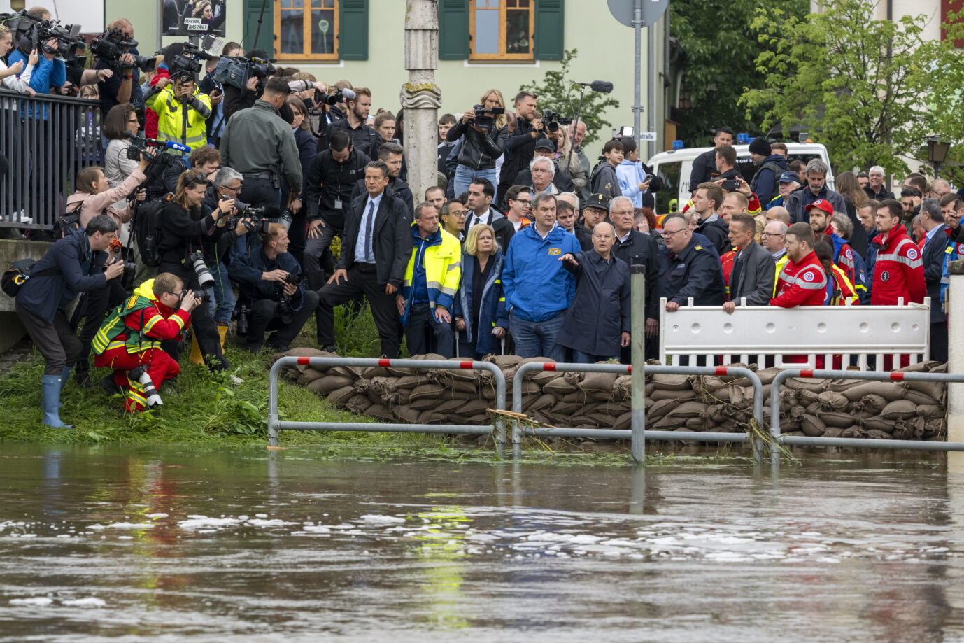 Auf dem Foto befinden sich Bundeskanzler Olaf Scholz, Bayerns Ministerpräsidenten Markus Söder und Bundesinnenministerin Nancy Faeser inmitten einer großen Menschenmenge in Markt Rechertshofen. Das Gebiet ist derzeit vom Hochwasser betroffen. (Themenbild)