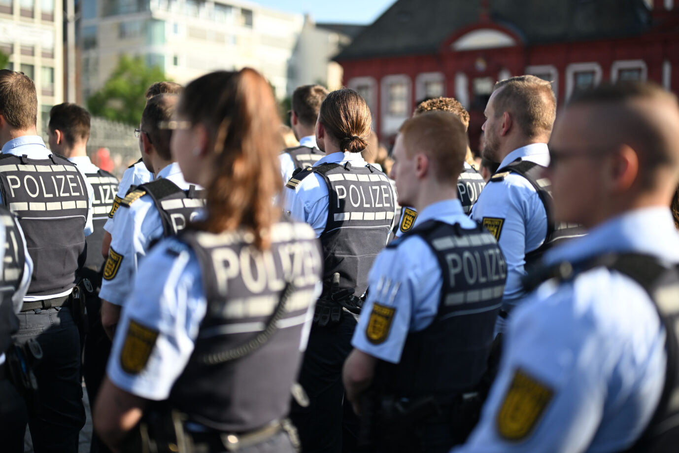Polizisten stehen am Mannheimer Marktplatz und gedenken des verstorbenen Berufskollegen Rouven L. (Themenbild)