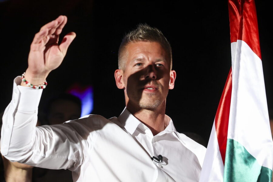 Der Spitzenkandidat der Partei Respekt und Freiheit (TISZA) für die Europawahlen, Peter Magyar, winkt seinen Anhängern während der Wahlparty der Partei nach den Europaparlaments- und Kommunalwahlen in Budapest, Ungarn, am frühen Montag, den 10. Juni 2024, zu.
