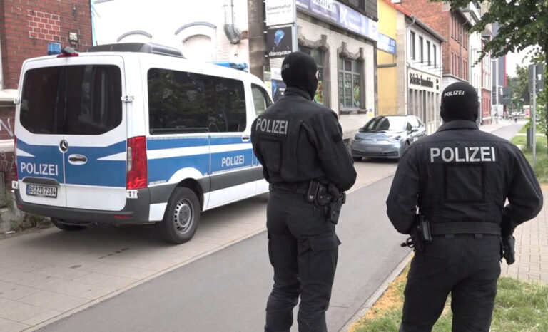 Polizeibeamte stehen vor einem der durchsuchten Objekte in Braunschweig. Polizei und Staatsanwaltschaft haben am Mittwochmorgen Räume der Deutschsprachigen Muslimischen Gemeinschaft (DMG) in Braunschweig und weitere Objekte in Berlin durchsucht. (zu dpa «Verbot von muslimischem Verein - Razzia in Braunschweig und Berlin»). Auch eine Moschee in Braunschweig ist davon betroffen.