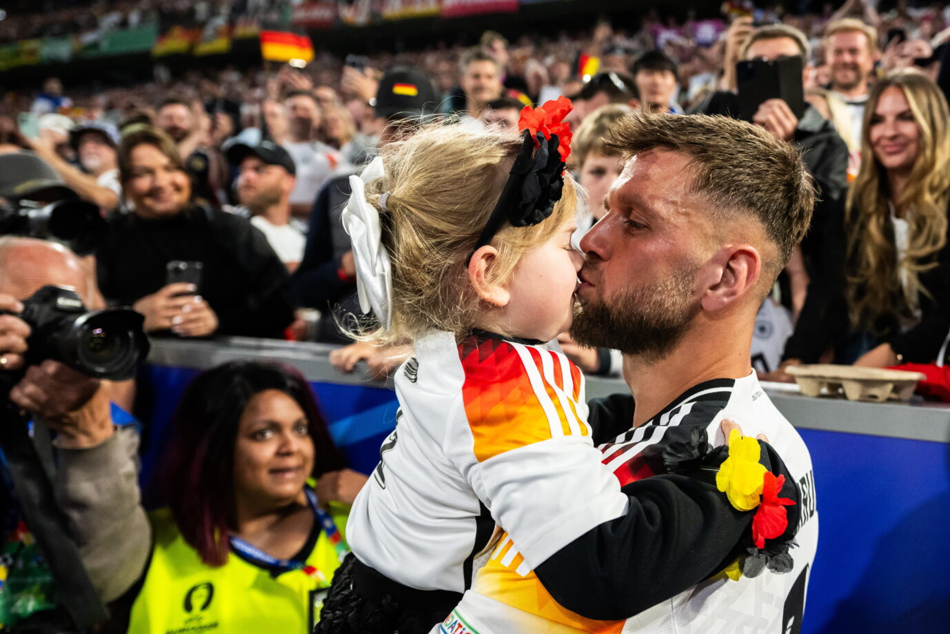 Deutschlands Edeljoker Niclas Füllkrug nach dem Spiel mit seiner Tochter: Perfekter Turnierstart für die DFB-Elf Foto: picture alliance / BILDBYRÅN | MATHIAS BERGELD
