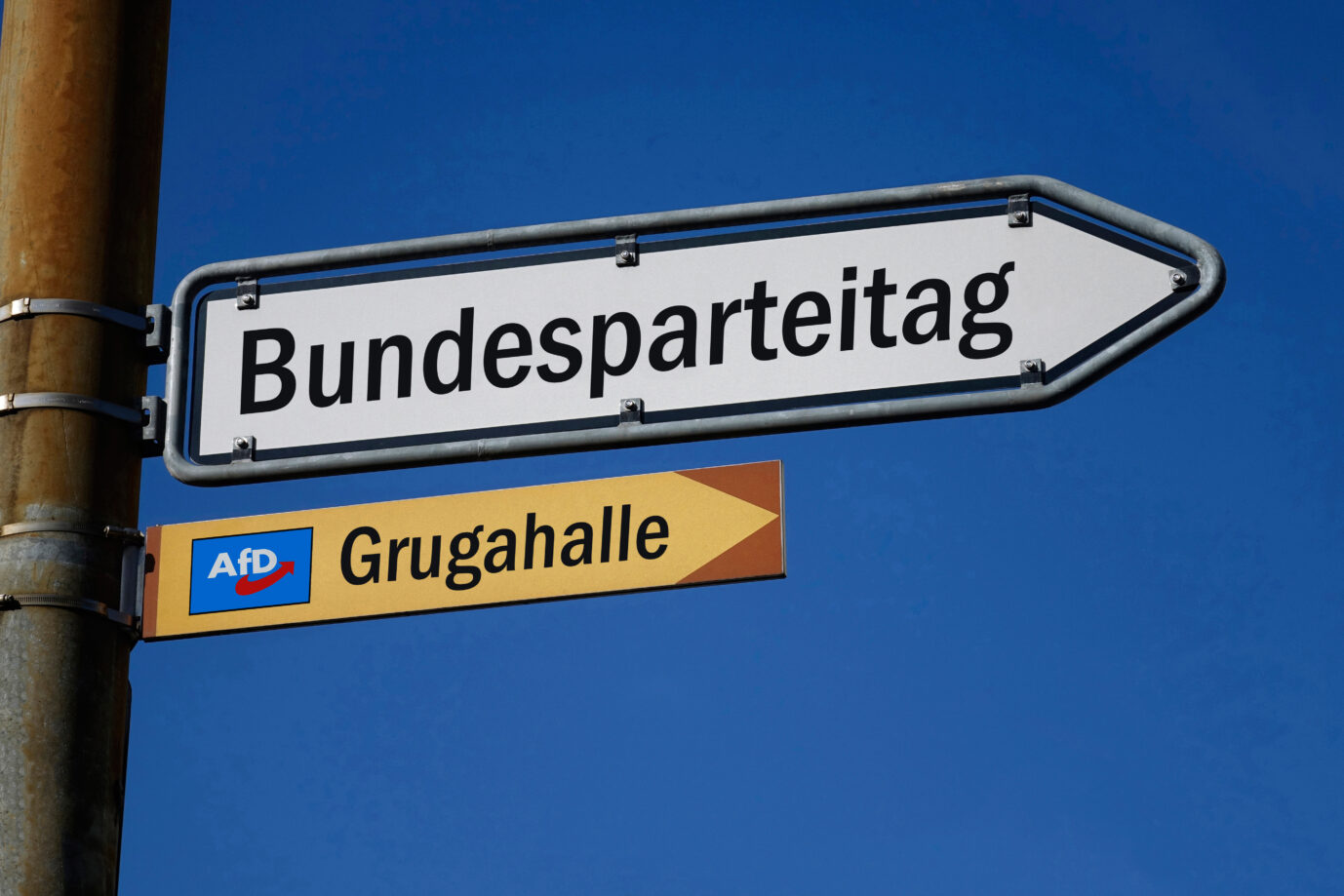 16.06.2024, Borkwalde, Brandenburg, In zwei Wegweisern stehen die Schriftzuege AfD-Bundesparteitag und Grugahalle.