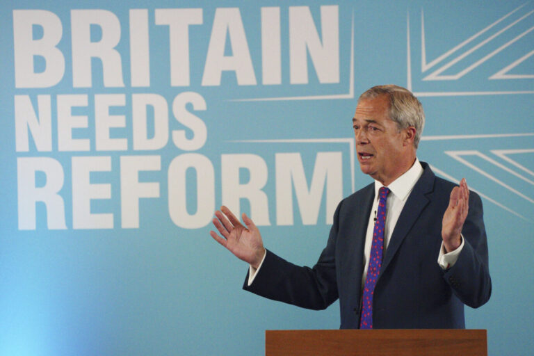 Auf dem Foto befindet sich der Vorsitzende der Partei Reform UK, Nigel Farage, während einer Programmvorstellung. (Themenbild)