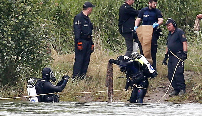 Polizeitaucher finden am Rhein in Worms vermutlich Kleidungsstücke der Getöteten.