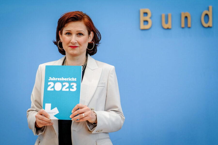 Die Antidiskriminierungsbeauftrage des Bundes, Ferda Ataman, hat ihren Jahresbericht vorgestellt. Im Zuge dessen warnte sie vor angeblich zunehmender Ausländerfeindlichkeit und Rassismus in Deutschland.