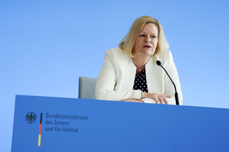 Nancy Faeser beim Pressestatement zu Gesetzesänderungen für Ausweisungen von Ausländern, die terroristische Taten verherrlichen im Bundesministerium des Innern und für Heimat. Berlin, 26.06.2024. Sie macht sich derzeit Sorgen um die Demokratie.