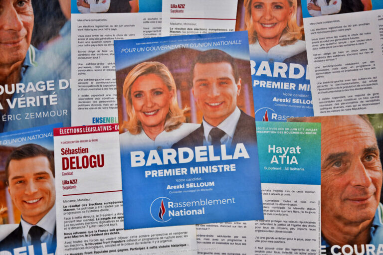 Auf dem Foto befindet sich ein Werbeplakat des Rassemblement National zur ersten Runde der Parlamentswahl in Frankreich. (Themenbild)