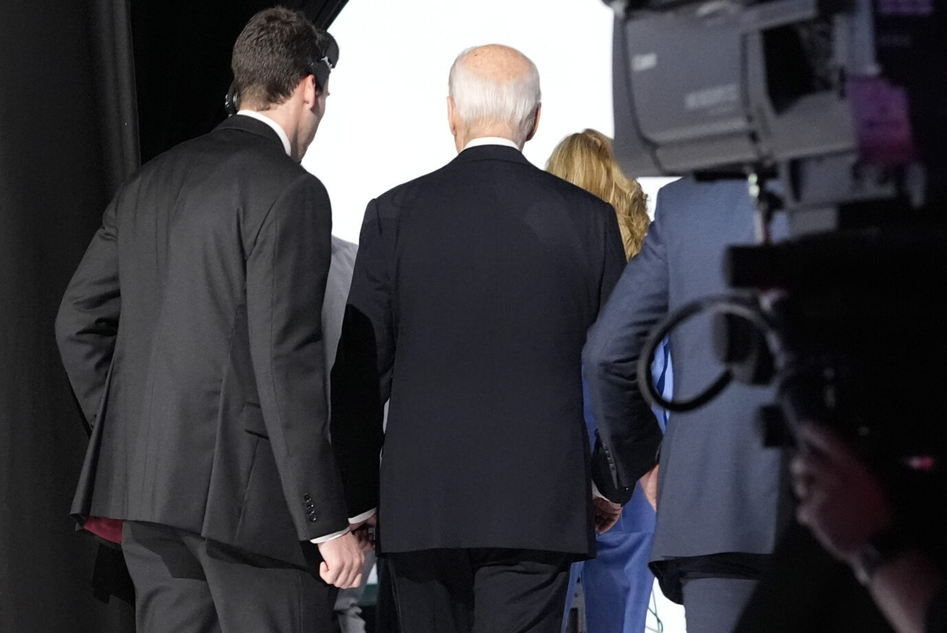 Auf dem Foto befindet sich der US-Präsident Joe Biden. Er wird von seiner Frau Jill und einer weiteren Person an der Hand gehalten, als er den Debattensaal verlässt. (Themenbild/Symbolbild)