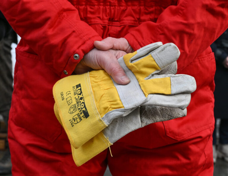Handschuhe an, Overall drüber, ran an den Speck: Gesetze und Erlaße erschaffen keinen einzigen Arbeitsplatz Foto: picture alliance/dpa | Patrick Pleul