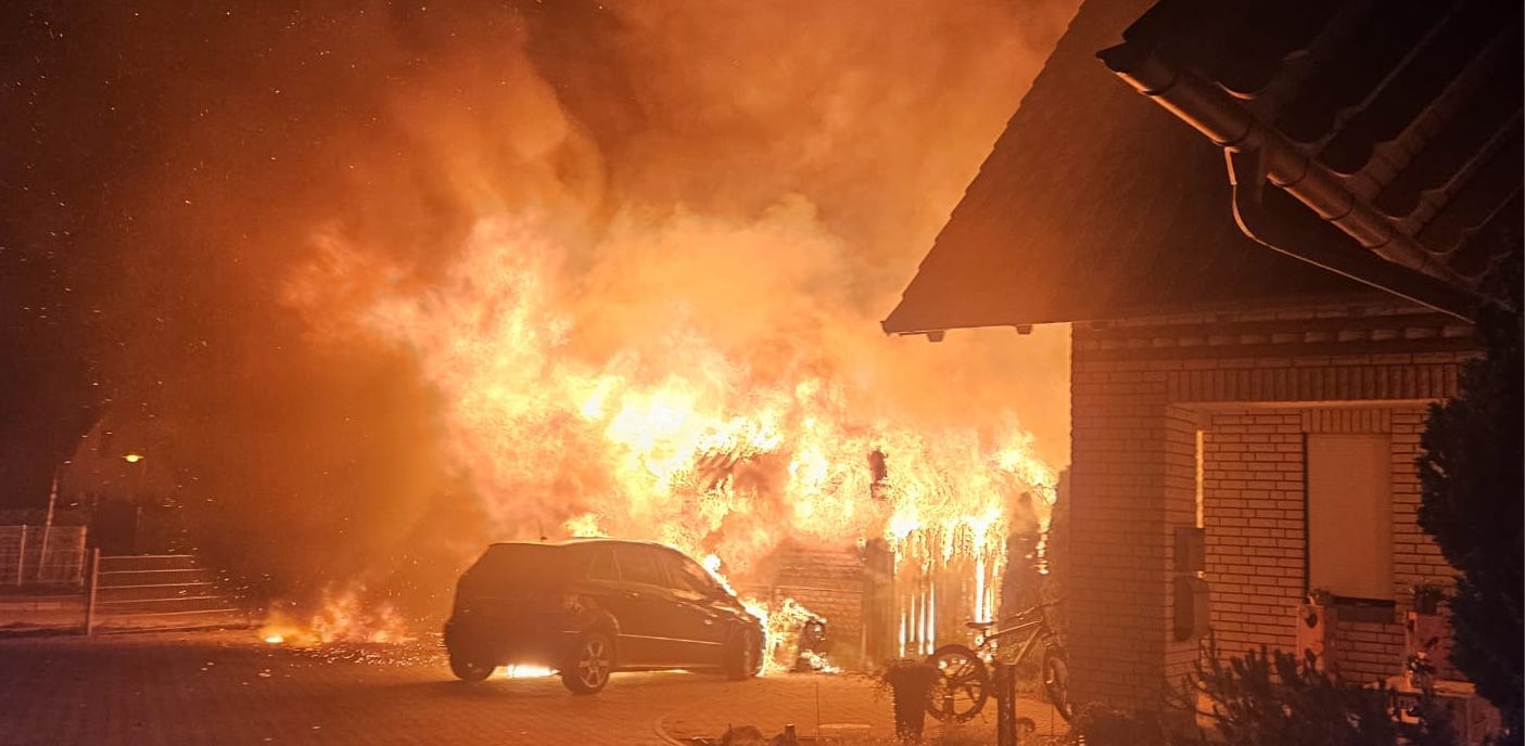Auf dem Grundstück einer Familie in Mecklenburg-Vorpommern wurde ein Brand gelegt. Zuvor hatte die Familie Demonstrationen gegen eine geplante Asylunterkunft in der Gemeinde Dabel geführt.