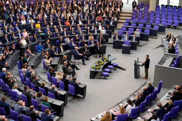Der Präsident der Ukraine, Wolodymyr Selenskyj, spricht im Bundestag – BSW und AfD bleiben fern Foto: picture alliance / ASSOCIATED PRESS | Markus Schreiber