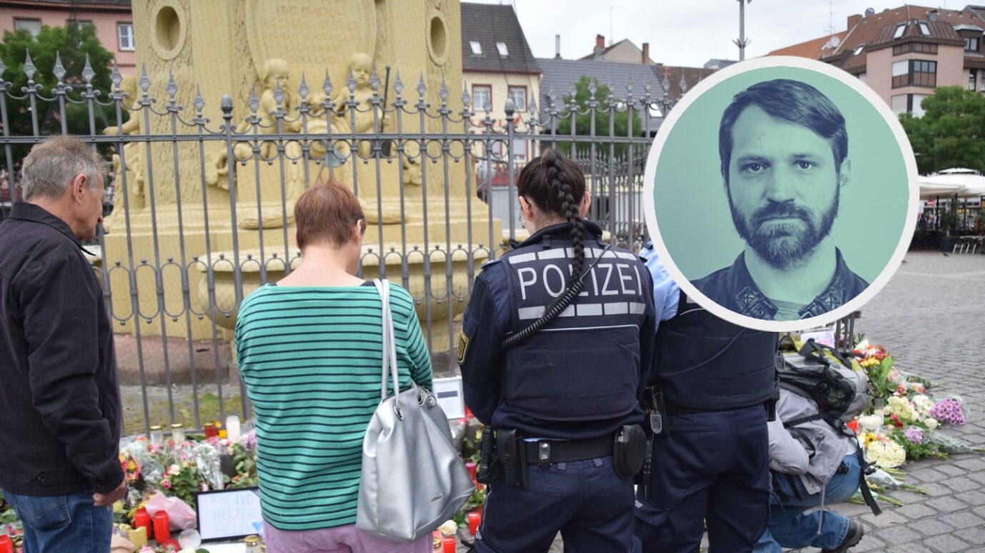 Trauernde Polizisten und Bürger am Tatort in Mannheim. Sie blicken in einen Abgrund.