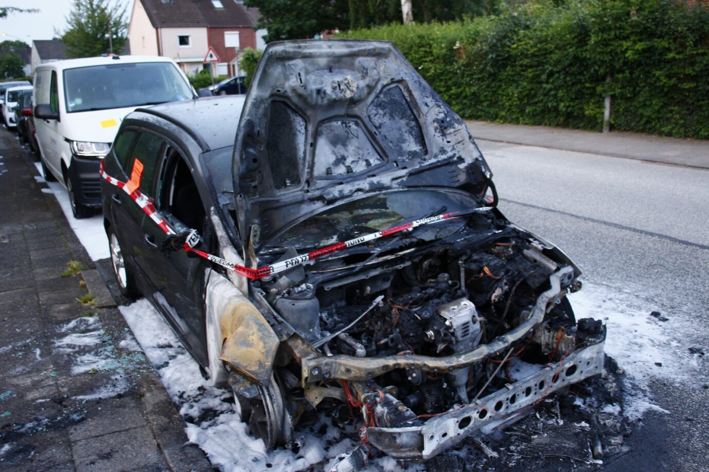 in Lübeck wurde mutmaßlich ein Brandanschlag auf das Auto eines ehemaligen AfD-Politikers verübt. Der Staatsschutz hat Ermittlungen aufgenommen.