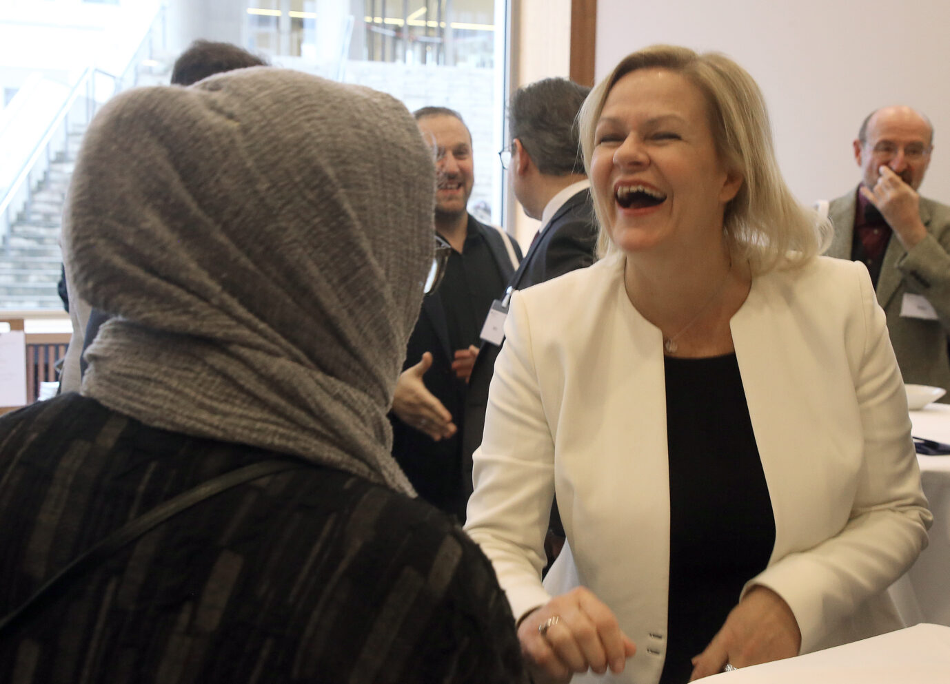 Islamkonferenz vor anderthalb Jahren: Innenministerin Nancy Faeser (SPD) ist gut gelaunt.