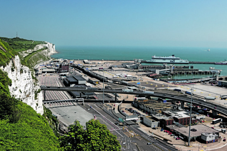 Auf dem Foto befinden sich Fährhafen und der berühmte Kreidefelsen von Dover in Großbritannien. (Themenbild)