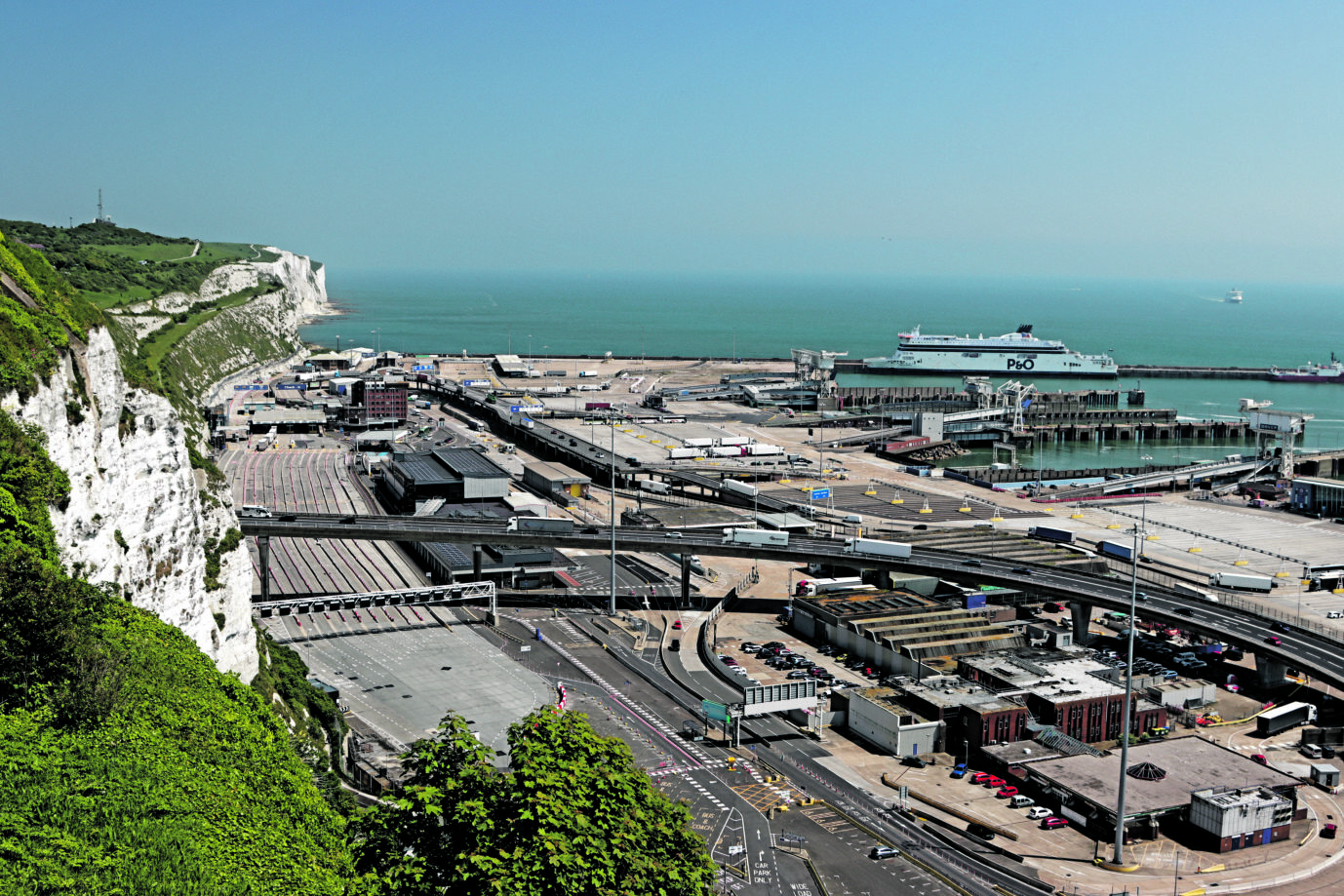 Auf dem Foto befinden sich Fährhafen und der berühmte Kreidefelsen von Dover in Großbritannien. (Themenbild)