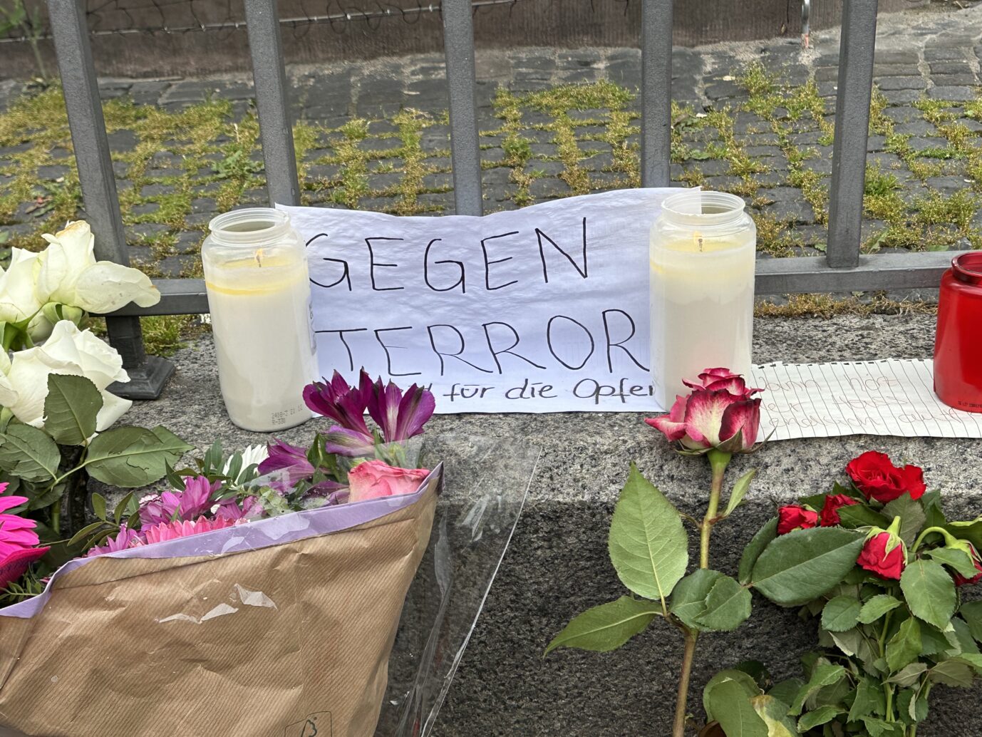 Am Tatort in Mannheim liegen ein paar wenige Blumen.