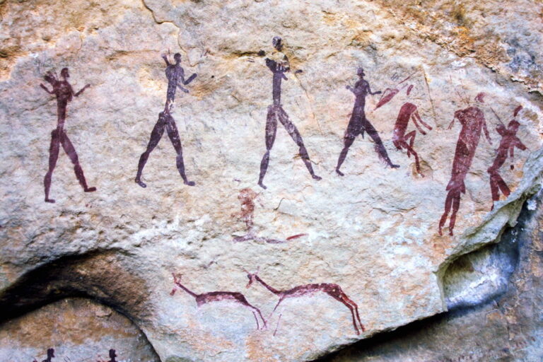 Frühgeschichtliche Felsenmalerei in den Drakensbergen in Südafrika: Ursprung der großen Odyssee, die die Paläogenetik zu erklären versucht (Symbolbild)
