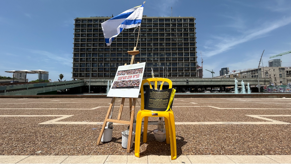 Israel: Ein einsamer gelber Stuhl erinnert vor der Tel Aviver Stadtverwaltung an die im Gazastreifen verbliebenen Geiseln