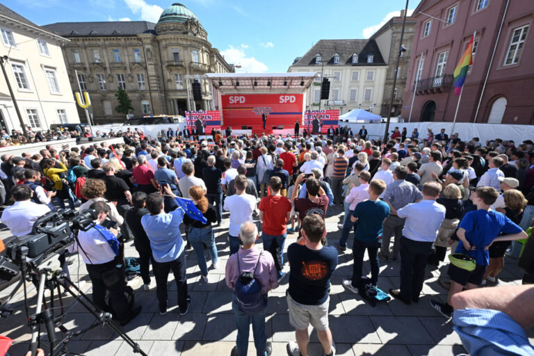 Auf dem Foto befindet sich die Kundgebung der SPD zur Europawahl in Karlsruhe mit Bundeskanzler Olaf Scholz. (Themenbild)
