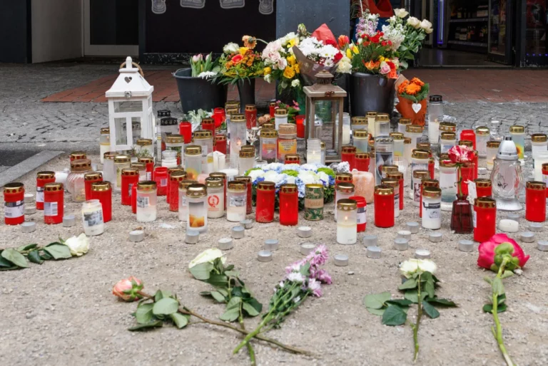Nach der Ermordung eines Kiosk-Besuchers ins Paderborn durch einen Tunesier und einen Marokkaner legen Trauernde Kerzen und Blumen nieder.