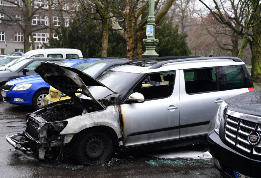 Cancel Culture und Kampf gegen Rechts in Aktion: Das durch einen Brandanschlag zerstörte Auto des Berliner AfD-Politikers Nicolaus Fest (Archivbild)