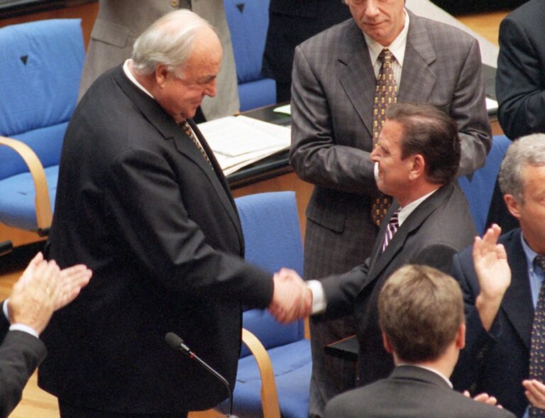 Abschied von Bonn: Bundeskanzler Gerhard Schröder (SPD) (r.) reicht seinem Amtsvorgänger Helmut Kohl (CDU) nach dessen Rede im Bonner Bundestag die Hand.