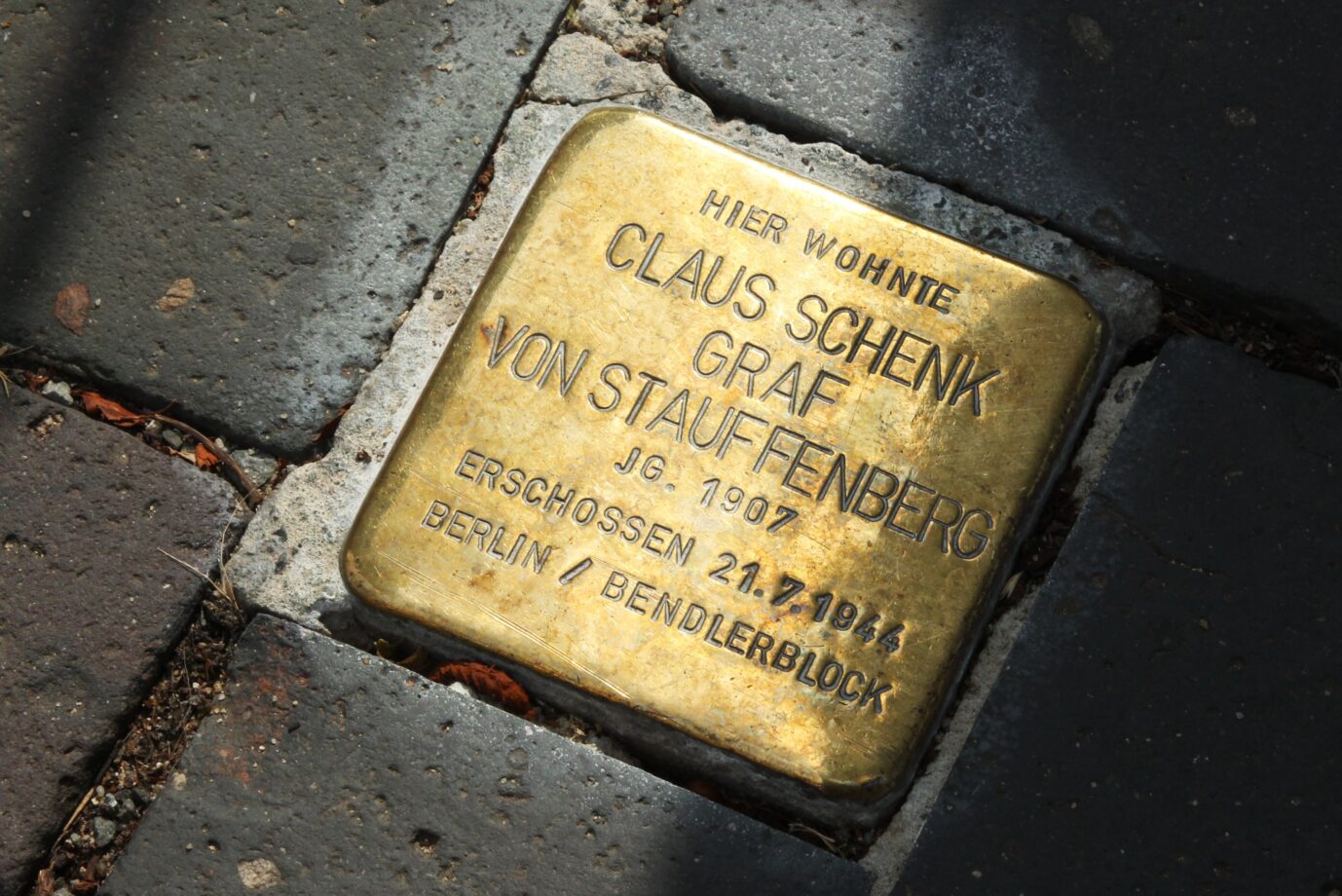 Ein Gedenk-Stolperstein an Claus Schenk Graf von Stauffenberg, die wichtigste Figur des 20. Juli (Themenbild)