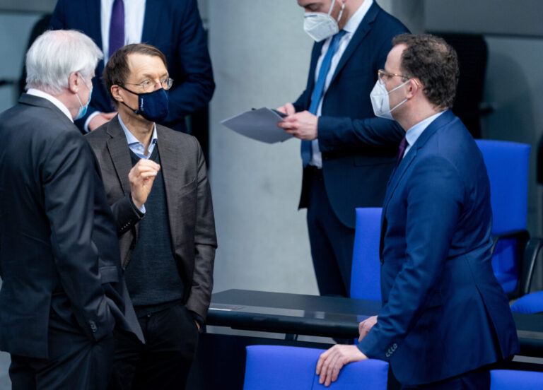 Horst Seehofer (CSU,l-r), Bundesminister des Innern, für Bau und Heimat, Karl Lauterbach, SPD-Gesundheitspolitiker, und Jens Spahn (CDU), Bundesminister für Gesundheit, unterhalten sich im Bundestag. Was wussten sie über die RKI-Protokolle?