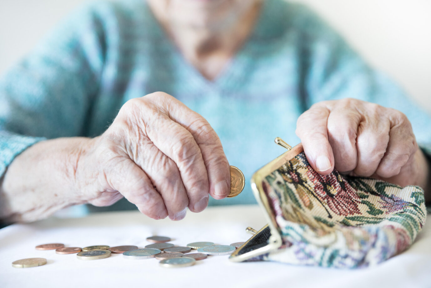 Die Durchschnittsrente nach 45 Versicherungsjahren beträgt in Deutschland 1.600 Euro. Rund 20 Prozent der Rentner erhält weniger als 1.200 Euro im Monat, teilte die Bundesregierung mit.