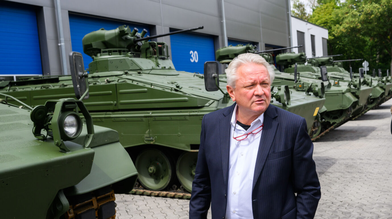 Der Chef der Rüstungsfirma Rheinmetall, Armin Papperger, präsentiert Marder-Schützenpanzer im Juli 2022
