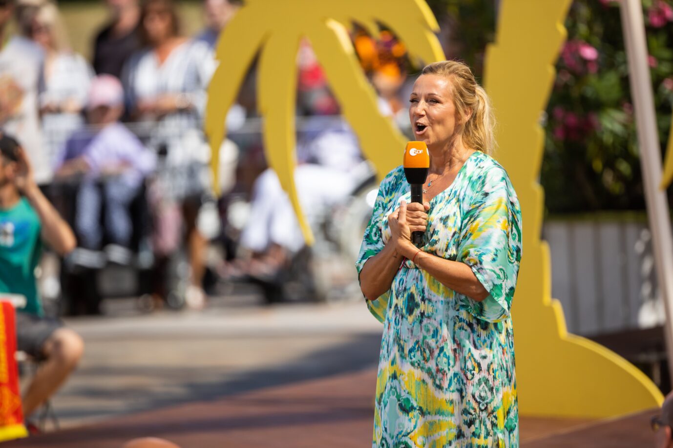 Andrea Kiewel moderiert den „ZDF-Fernsehgarten“ .