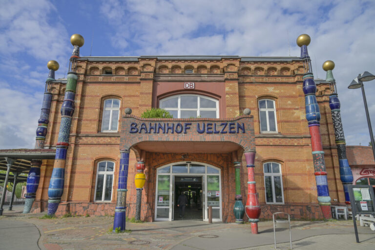 Im Hundertwasser-Bahnhof von Uelzen tötet ein Marokkaner ohne Anlaß einen anderen Fahrgast.