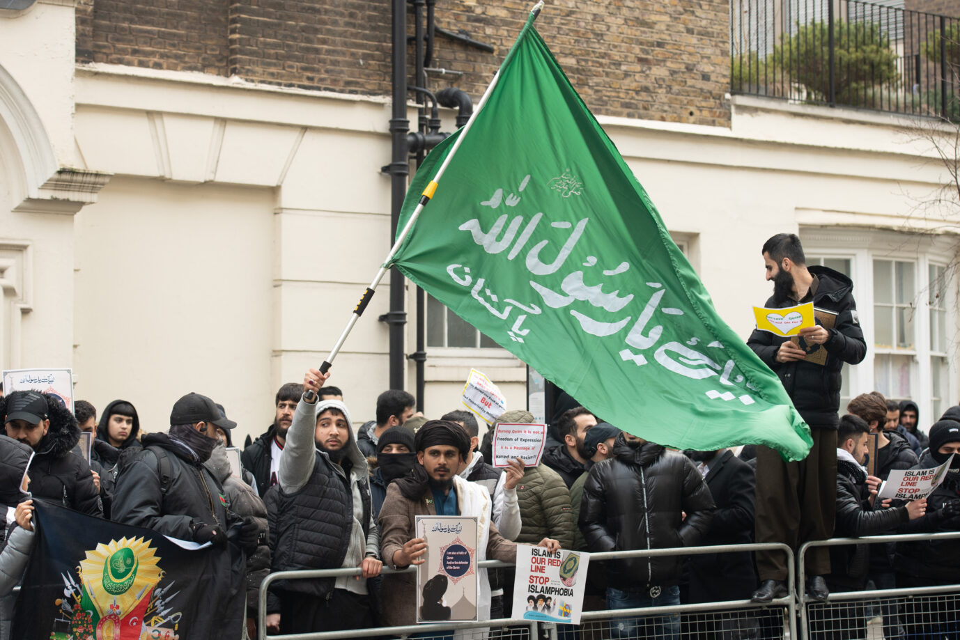 Auf der kleinen schottischen Insel Torsa will der Prediger Yasser al-Habib ein neues „Heimatland“ für Schiiten schaffen. Nun scheitert sein Plan vorerst an dem Eigentümer. Auch die Bewohner der Nachbarinseln sind von dem Asylmigrant, der selbst seinem Geburtsland zu radikal ist, nicht begeistert. Muslime protestieren vor der schwedischen Botschaft in London gegen die Verbrennung des Korans vor der türkischen Botschaft in Stockholm, Schweden, durch den rechtsextremen Aktivisten Rasmus Paludan Muslime protestieren in London gegen vermeintliche Islamophobie: Der Haßprediger Yasser al-Habib möchte auf einer schottischen Insel ein islamisches „Heimatland“ schaffen Foto: picture alliance / Photoshot | - Scharia gilt noch nicht.