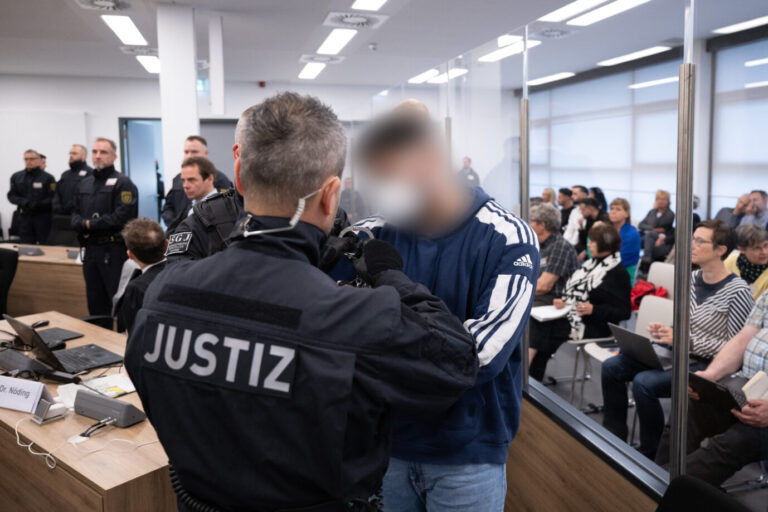 Im November 2019 rauben fünf Mitglieder des Remmo-Clans das Grüne Gewölbe in Dresden aus und erbeuten Juwelen, die etwa 115 Millionen Euro wert sind. Nun müssen zwei der Täter ihre Haftstrafe antreten.