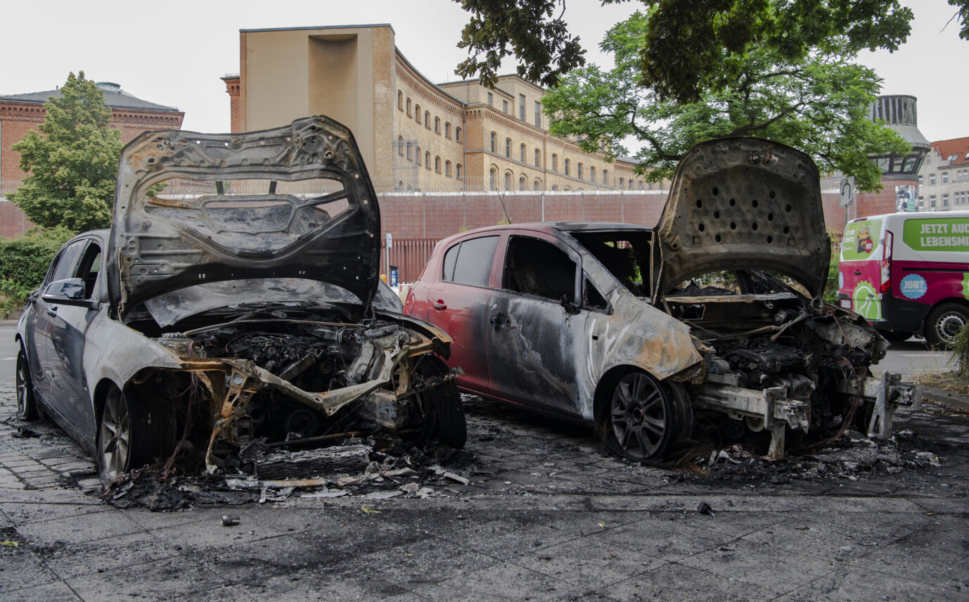 Ausgebrannte Autos vor der Berliner JVA Moabit. Ob diese Brandstiftungen vom Juni 2023 auch auf das Konto der Linksextremisten gehen, ist bisher unklar.