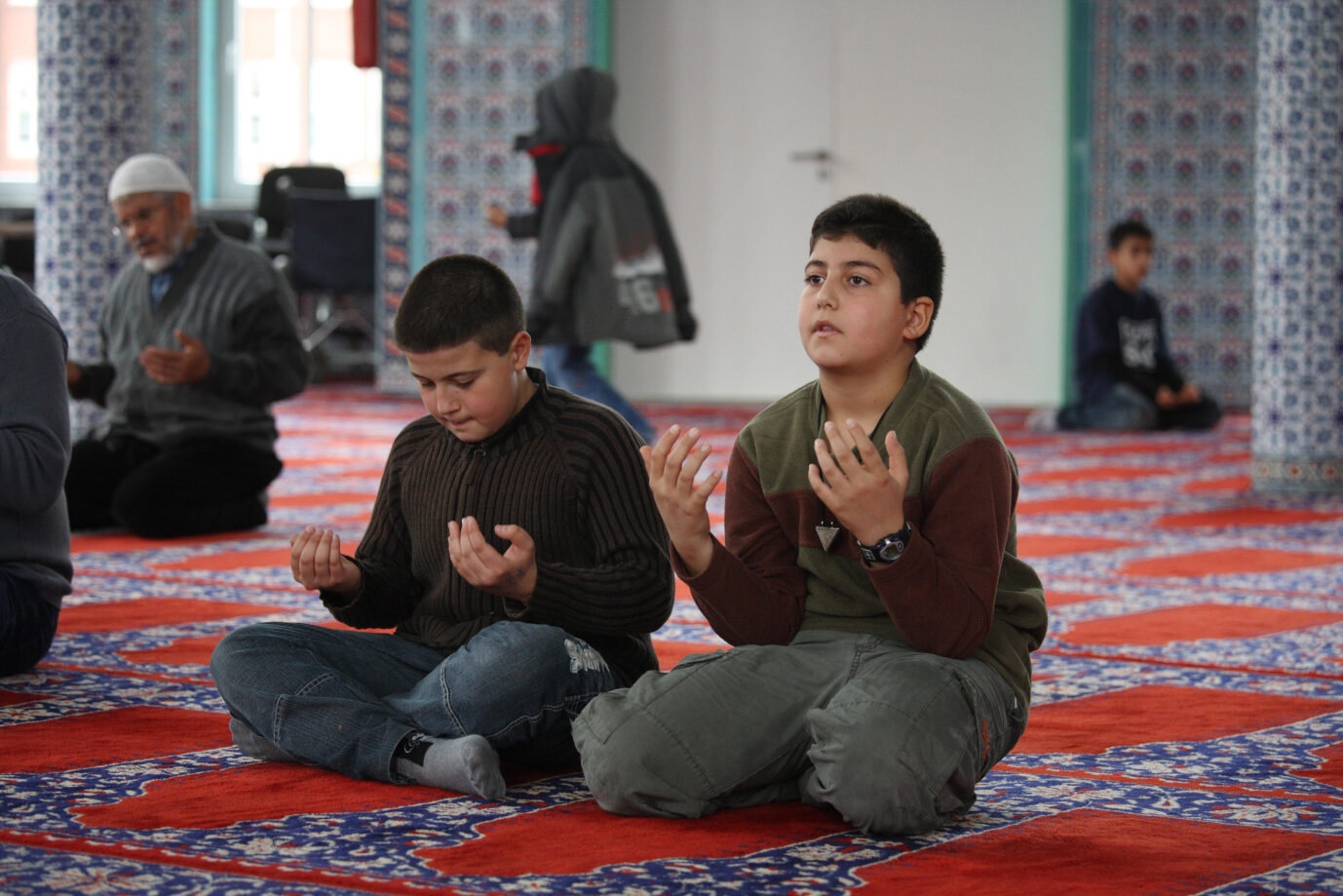 Muslimische Kita-Kinder beim Gebet in einer Bremer Moschee.
