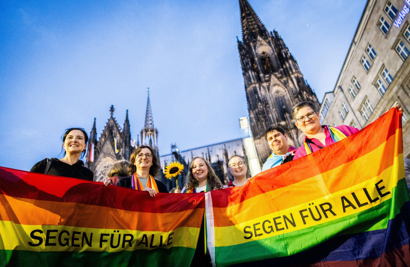 Katholische Seelsorger feiern vor dem Kölner Dom einen Segnungsgottesdienst „für alle sich liebenden Paare“, September 2023