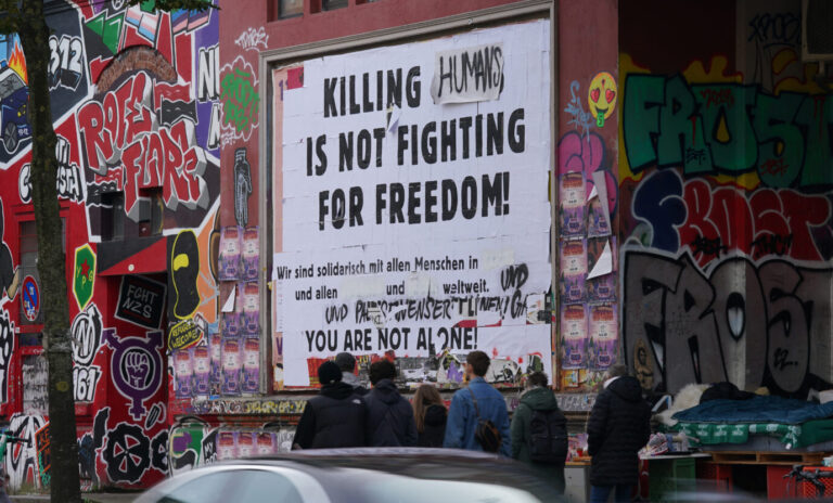 Das Plakat „Killing humans is not fighting for freedom” vor der Roten Flora in Hamburg ist das Symbol einer linken Spaltung. Statt „humans” stand dort ursprünglich „jews”. Antideutsche und Antiimperialisten überschrieben das Transparent immer wieder für die eigenen Zwecke Foto: picture alliance/dpa | Marcus Brandt